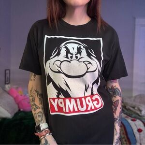 Disney Snow White Seven Dwarves ‘Grumpy’ Black Graphic T-Shirt — Unisex Adult M